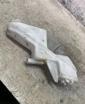 Nissan Qashqai J12 Brake fluid reservoir 