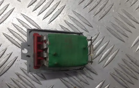 Volkswagen PASSAT B5.5 Heater blower fan relay 