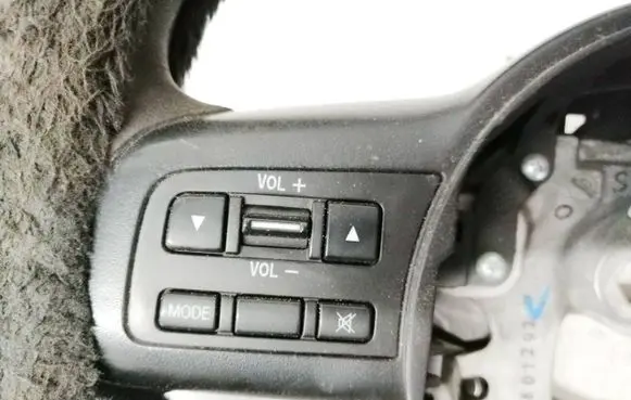 Mazda 2 Steering wheel buttons/switches 