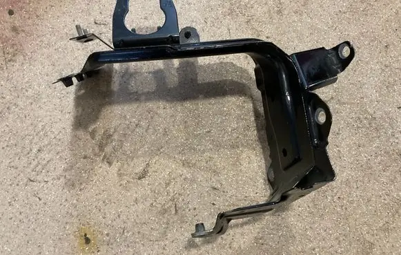 Audi Q7 4M Fender mounting bracket 4M0821137B