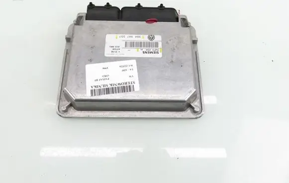 Volkswagen PASSAT B5 Engine control unit/module 3B0907557 5WP425001