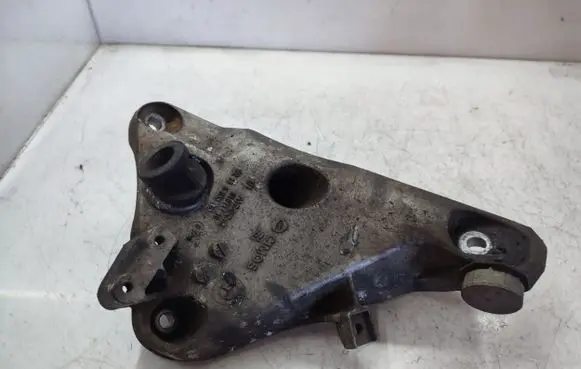 Engine mounting bracket
