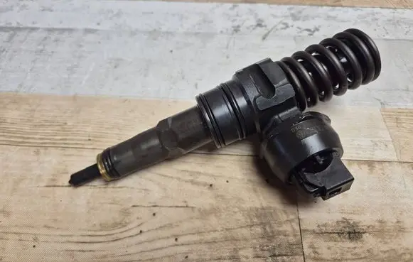 Audi A6 S6 C5 4B Fuel injector 038130073AR 038130073 0414720214