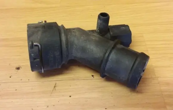 Volkswagen Golf III Engine coolant pipe/hose 1J0121619A