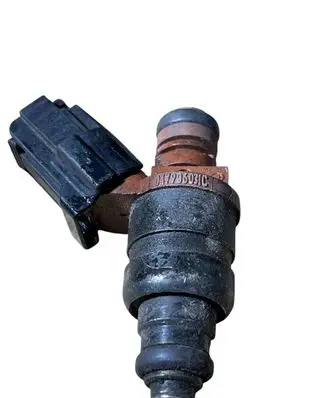 Nissan X-Trail T32 Fuel injector 0104700
