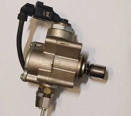 Volkswagen Golf V Fuel injection high pressure pump 03C127025R