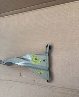 Audi A4 S4 B7 8E 8H Fender mounting bracket 8E0821136A