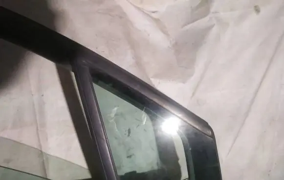 Peugeot 807 Front door vent window glass four-door as2