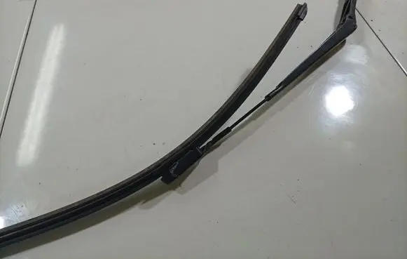 Volkswagen PASSAT B6 Front wiper blade arm 3C1955409C