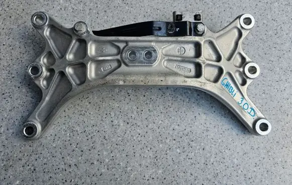 Maserati Ghibli Gearbox mounting bracket 670001738