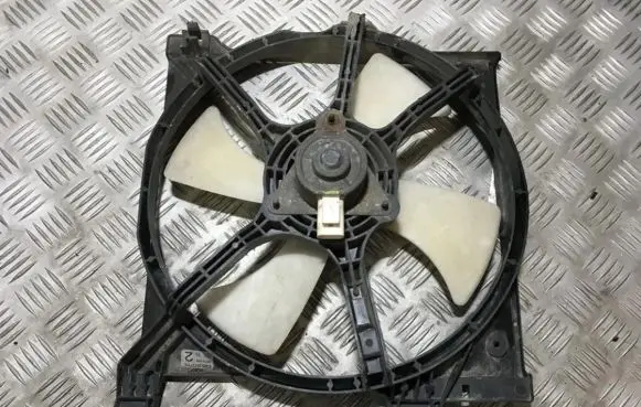 Nissan Almera Radiator cooling fan shroud