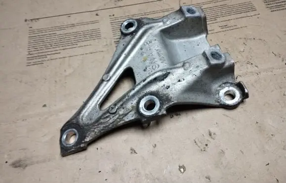 Honda FR-V Engine mounting bracket SNAA8