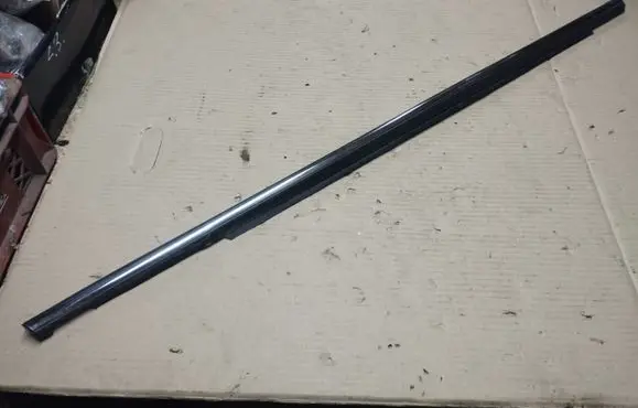 Chrysler Pacifica Front door glass trim molding