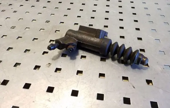 Clutch slave cylinder