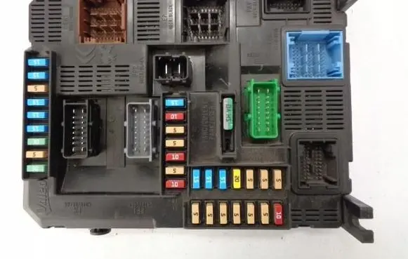 Peugeot 208 I Comfort/convenience module 9819850080