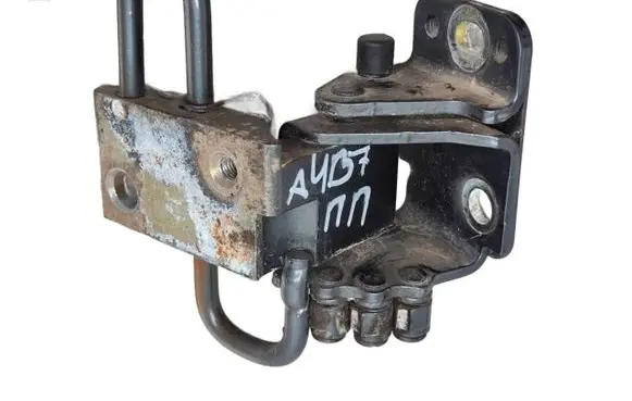 Audi A4 S4 B7 8E 8H Front door lower hinge 8E0831412B