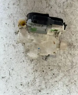 Audi A4 S4 B7 8E 8H Front door lock 8e1837015