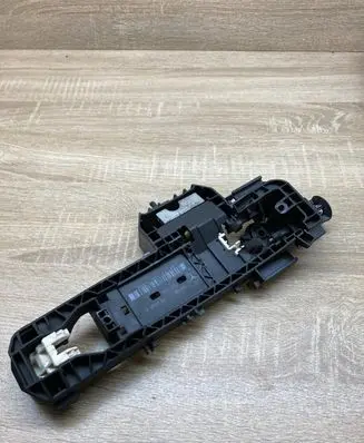 Mercedes-Benz C W204 Front door exterior handle/bracket A2047602234 RIGHTSIDE