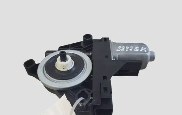 Volvo V70 Rear door window regulator motor 966264102