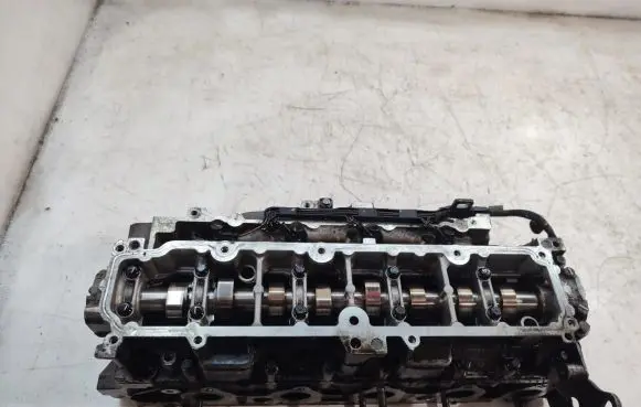 Peugeot 5008 Engine head 