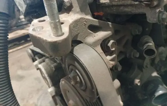 Toyota Avensis T270 Engine mounting bracket