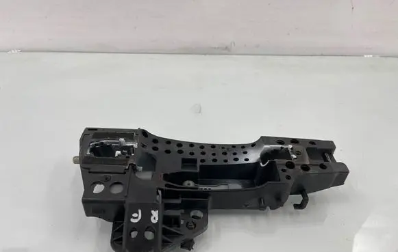 Audi Q7 4M Front door exterior handle/bracket 4M0837886A