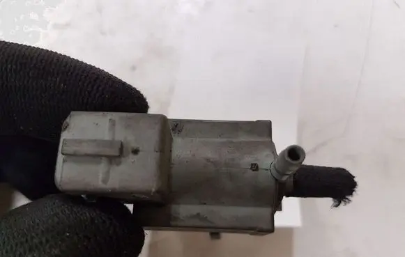 BMW 3 E90 E91 Vacuum valve 70078400 7537612