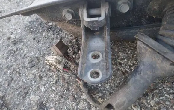 Peugeot 4007 Front door upper hinge