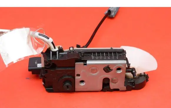 Peugeot 208 I Front door lock 9812500880