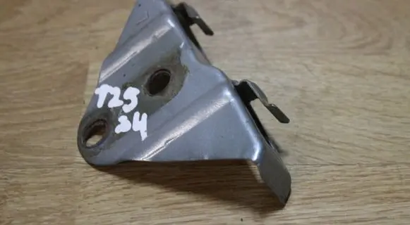 Toyota Avensis T250 Fender mounting bracket
