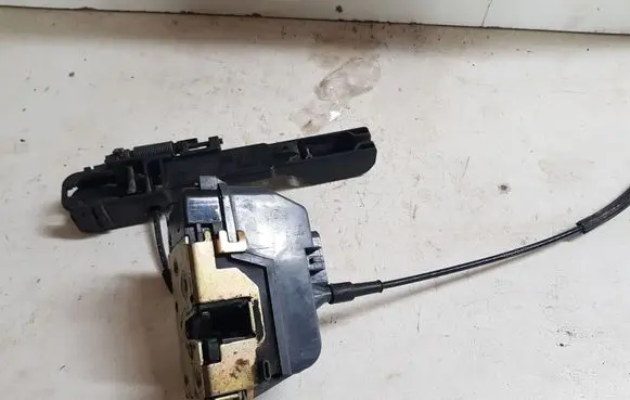 Nissan Primera Front door lock 250161