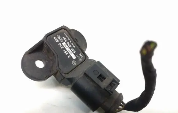 Volkswagen Golf V Air pressure sensor 03C906051 0261230095