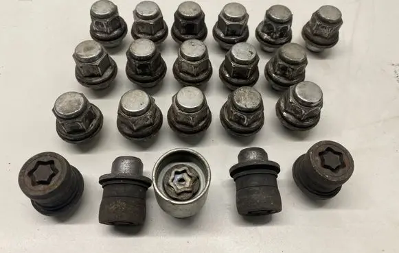 Toyota RAV 4 (XA40) Nuts/bolts