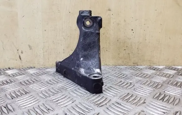 Subaru Outback Engine mounting bracket