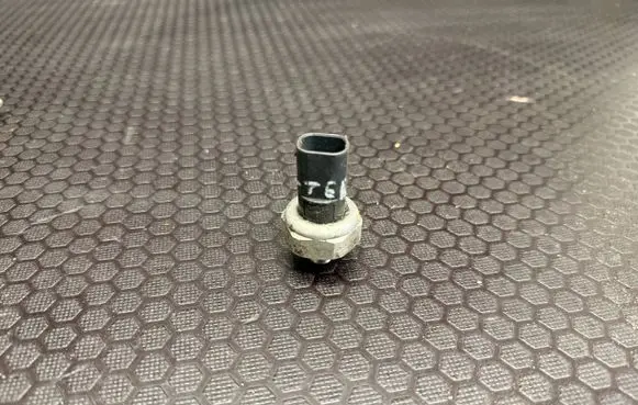 Mercedes-Benz C W205 Air conditioning (A/C) pressure sensor 000283 28000