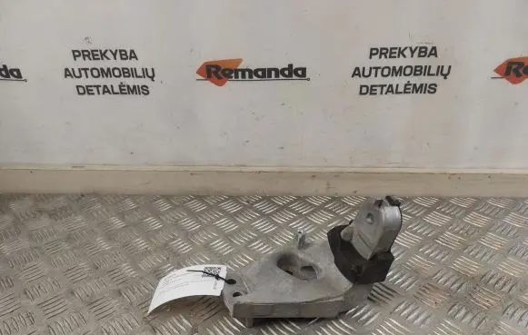 Toyota RAV 4 (XA50) Engine mounting bracket