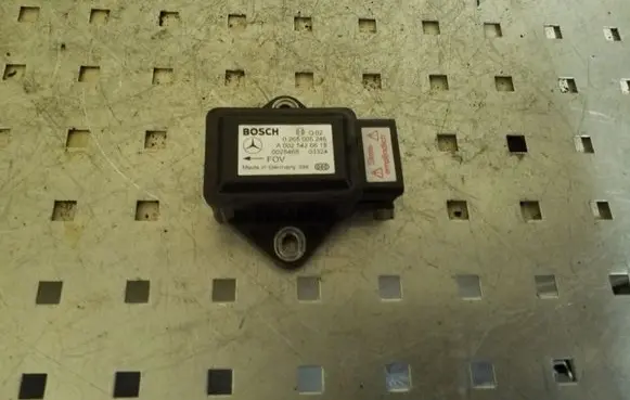 Mercedes-Benz E W211 ESP acceleration yaw rate sensor A0025426618 0265005246