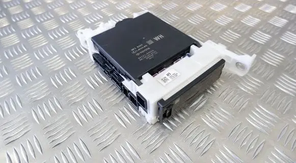 Toyota Yaris XP210 Comfort/convenience module 89221K0020 82730K0080
