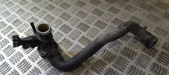 Volkswagen PASSAT B4 Engine coolant pipe/hose 037121133