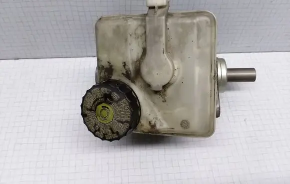 Volvo V70 Brake fluid reservoir 8646006 03350884861 03350884532