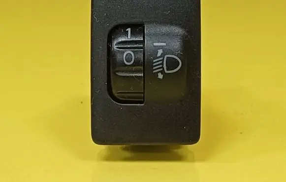 Toyota Yaris Headlight level height control switch 841520D030