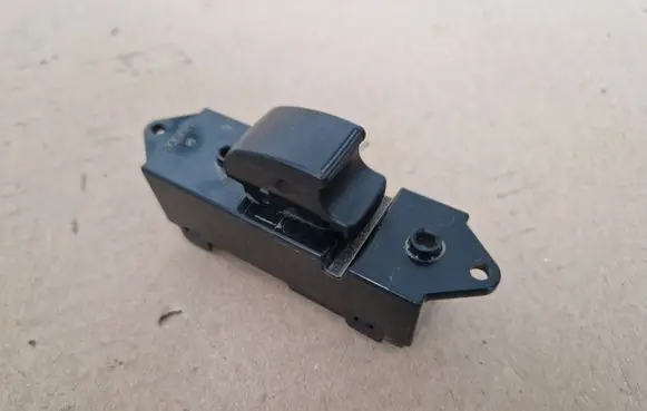Mitsubishi L200 Quarter vent window switch MR587956