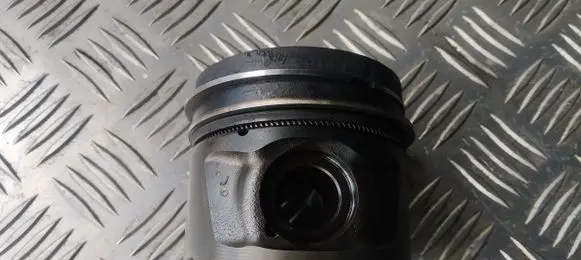 Peugeot 407 Piston ILVD3 5R8QAC