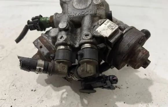 Volvo XC70 Fuel injection high pressure pump 31272896 0445010618