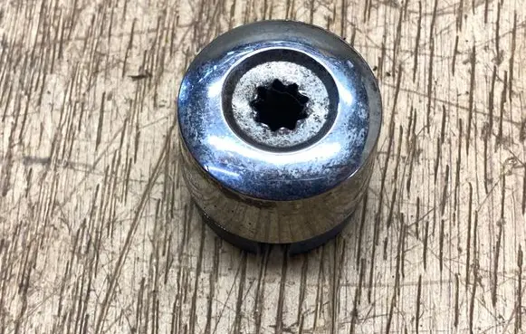 Volkswagen Touareg II Wheel nut cap/cover 7L6601173L