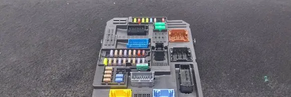 Peugeot 3008 II Fuse module 9830790580