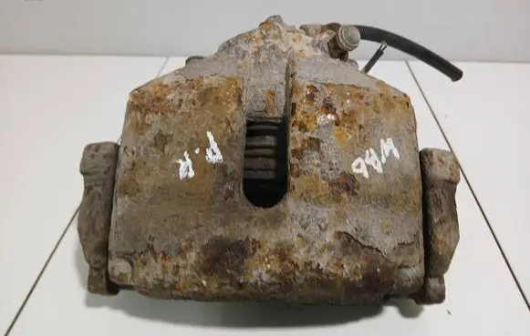 Volkswagen PASSAT B6 Front brake caliper
