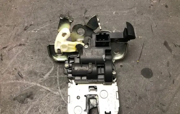 Audi A5 8T 8F Tailgate lock latch 8K9827505A