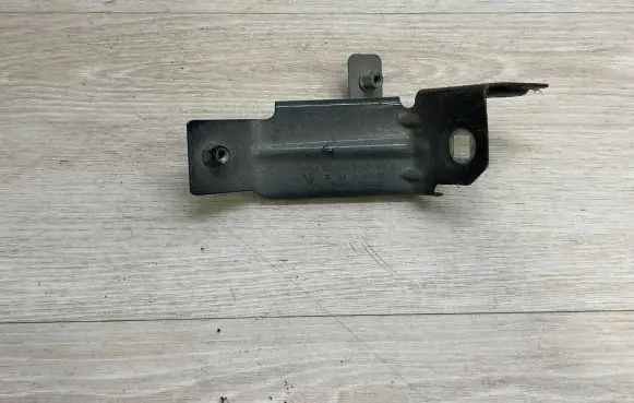 Fender mounting bracket