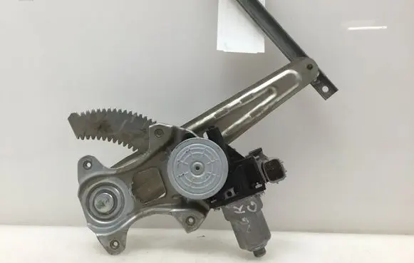 Rear door manual window regulator